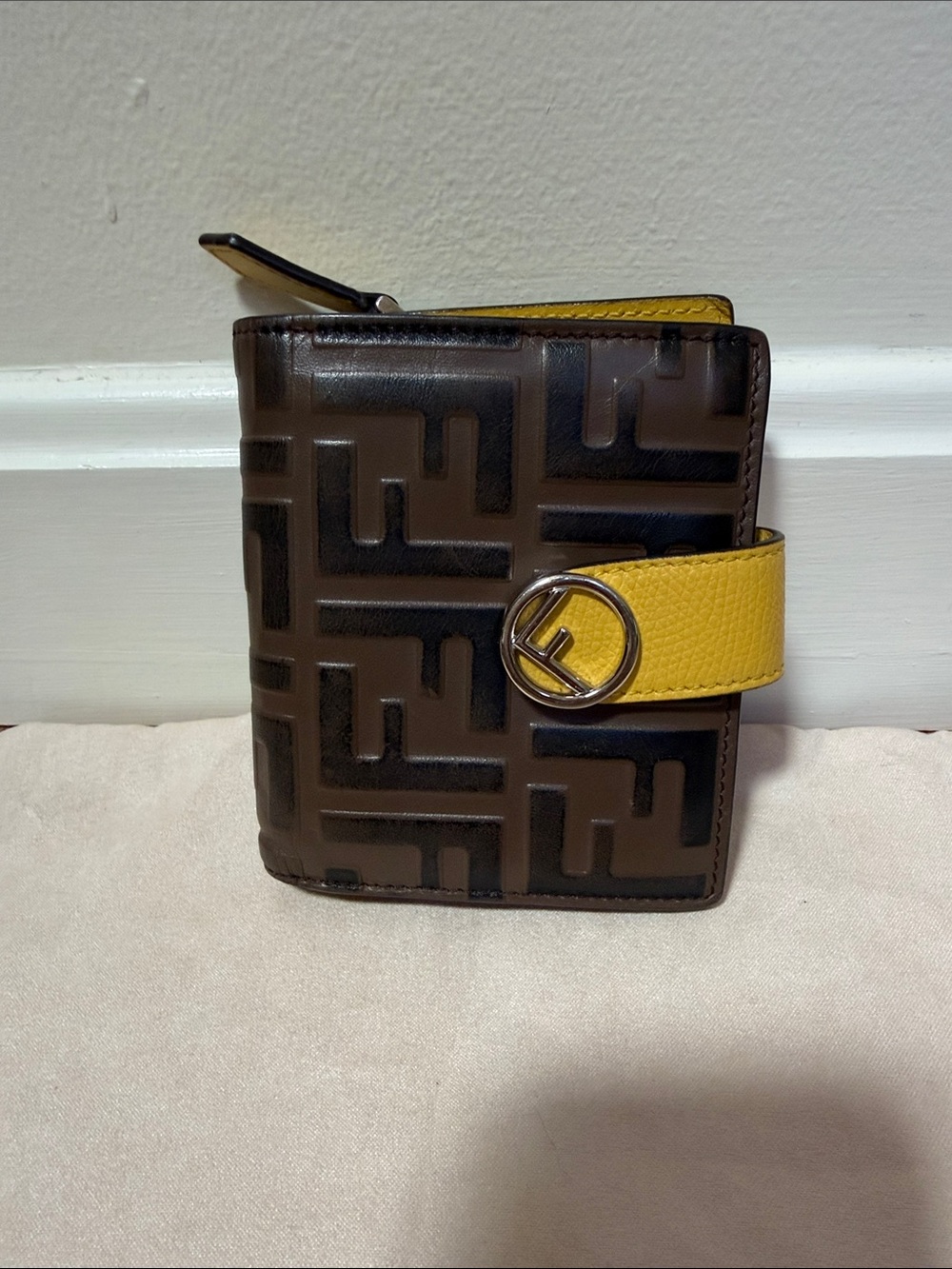 Fendi Zucca bifold FF logo unisex wallet. - Picture 3 of 16